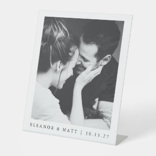 Aangepaste minimalistische zwart wit paar foto bru reclamebord met voetstuk