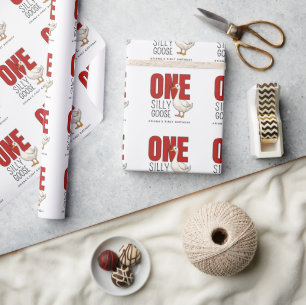 Aangepaste moderne rode domme gans 1e verjaardag cadeaupapier