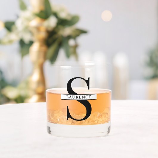 Aangepaste moderne zwarte naam op witte banner whisky glas (Insitu (Huwelijk))