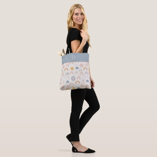 Aangepaste Monogram met Pastel Regenboog & Zon Min Draagtas (Op model)