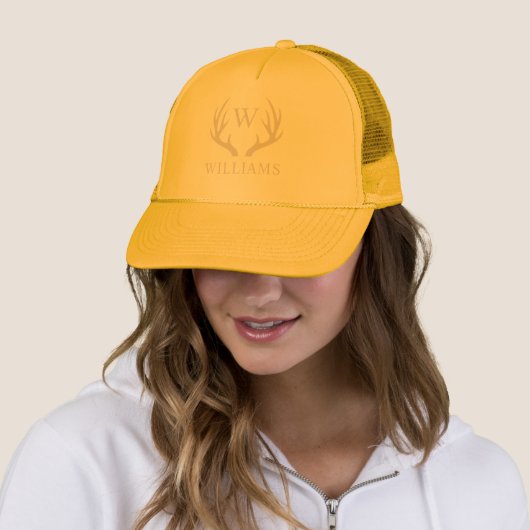 Aangepaste Monogram met zwart wit hert Antler Trucker Pet (In situ)