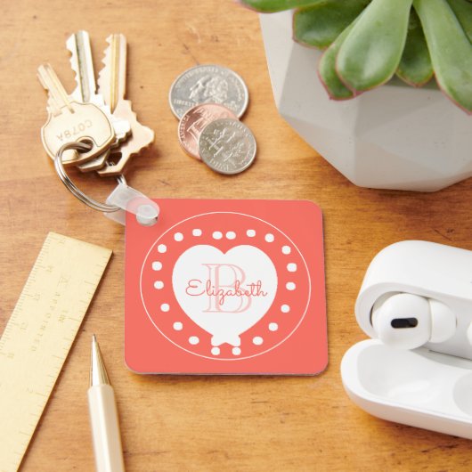 Aangepaste monogram naam Coral White Heart Sleutelhanger (Bureau)