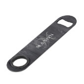 Aangepaste monogram naam Modern Rustic Elegant Speed Flessenopener (Voorkant Gekanteld)