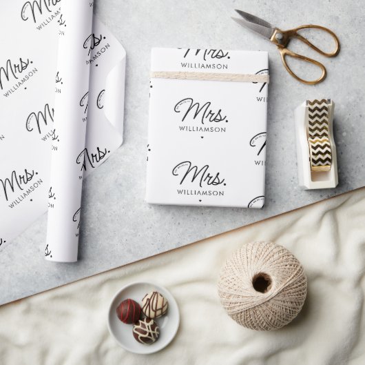 Aangepaste Mrs Est. Modern Elegant Script Pas getr Cadeaupapier (Crafts)