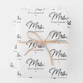 Aangepaste Mrs Est. Modern Elegant Script Pas getr Inpakpapier Vel (In situ)