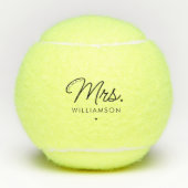 Aangepaste Mrs Est. Modern Elegant Script Pas getr Tennisballen (Voorkant)