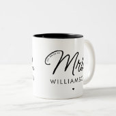 Aangepaste Mrs Est. Modern Elegant Script Pas getr Tweekleurige Koffiemok (Voorkant rechts)