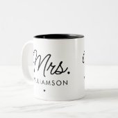 Aangepaste Mrs Est. Modern Elegant Script Pas getr Tweekleurige Koffiemok (Voorkant links)