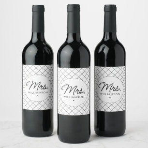 Aangepaste Mrs Est. Modern Elegant Script Pas getr Wijn Etiket