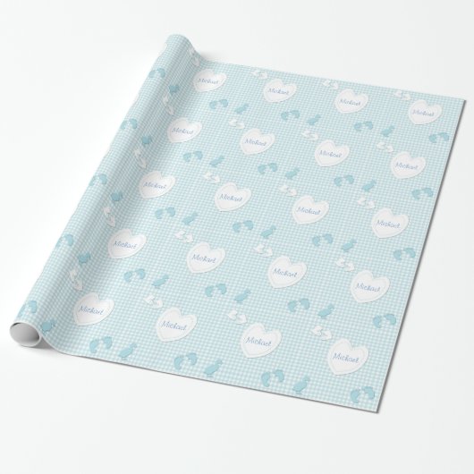 Aangepaste naam Baby Boy Heart Gingham Paper Cadeaupapier (Uitgerold)