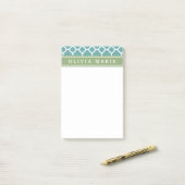 Aangepaste naam Bleek blauw Quatrefoil Patroon Post-it® Notes (Op bureau)