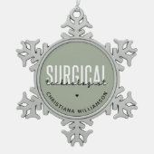 Aangepaste naam chirurgische technologiste Med Sur Tin Sneeuwvlok Ornament (Voorkant)