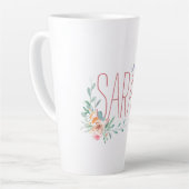 Aangepaste naam en bloemenkoraal en groen latte mok (Linkerhoek)