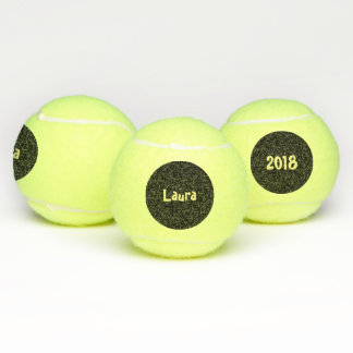 Aangepaste naam en datum op zwarte stip tennisballen