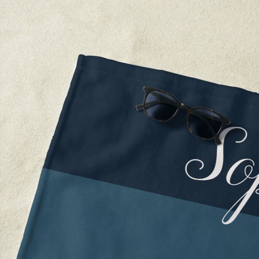 Aangepaste naam Gradient Beach Towel - Navy to Gol Strandlaken (In situ)