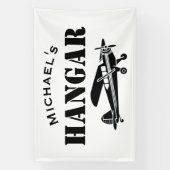 Aangepaste Naam Hangar Vliegtuigpiloot Luchtvaart Spandoek (Verticaal)