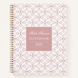 Aangepaste naam & jaar stoffig roze vectorpatroon notitieboek
