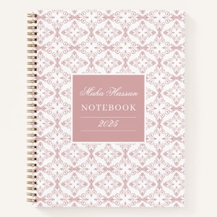 Aangepaste naam & jaar stoffig roze vectorpatroon notitieboek