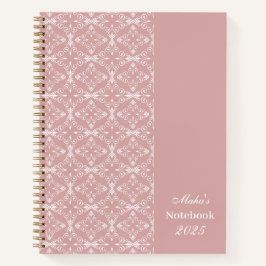 Aangepaste naam & jaar stoffig roze vectorpatroon notitieboek