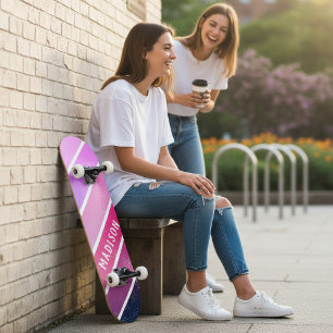 Aangepaste naam meisjesachtig roze paarse strepen skateboard