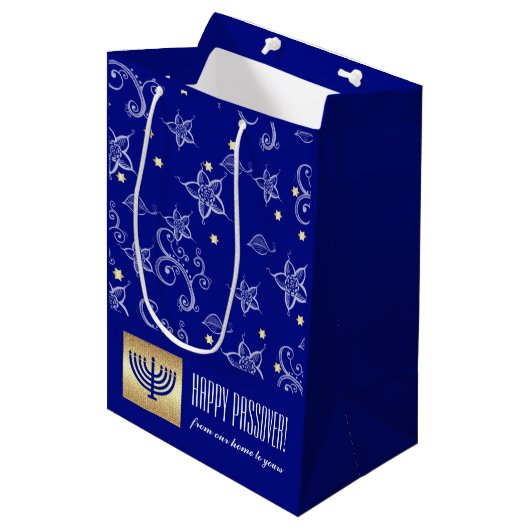 Aangepaste naam Menorah Design Passover Medium Cadeauzakje (Voorkant Gekanteld)