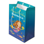 Aangepaste naam Mermaid Birthday Gift Bag Medium Cadeauzakje (Achterkant Gekanteld)
