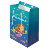 Aangepaste naam Mermaid Birthday Gift Bag Medium Cadeauzakje (Voorkant Gekanteld)