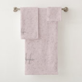 Aangepaste Naam Monogram Elegant Roze Grijs Marmer Bad Handdoek (Insitu)