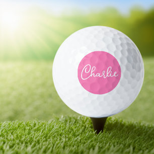 Aangepaste naam of tekst op roze achtergrond golfballen