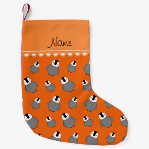 Aangepaste naam oranje baby pinguïns kleine kerstsok