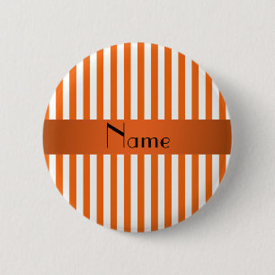 Aangepaste naam oranje en witte strepen ronde button 5,7 cm