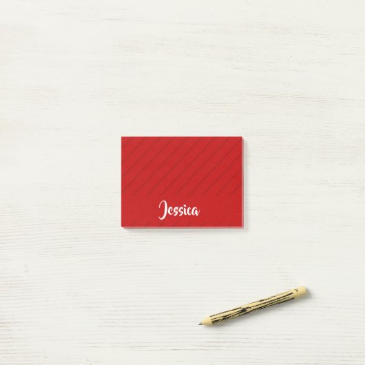Aangepaste naam rode diagonaal plastic getextureer post-it® notes (Op bureau)