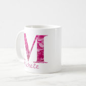 Aangepaste naam roze bloemenalfabet letter "M" Mok (Voorkant links)