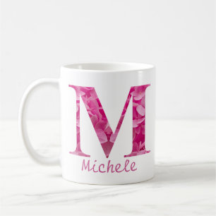 Aangepaste naam roze bloemenalfabet letter "M" Mok