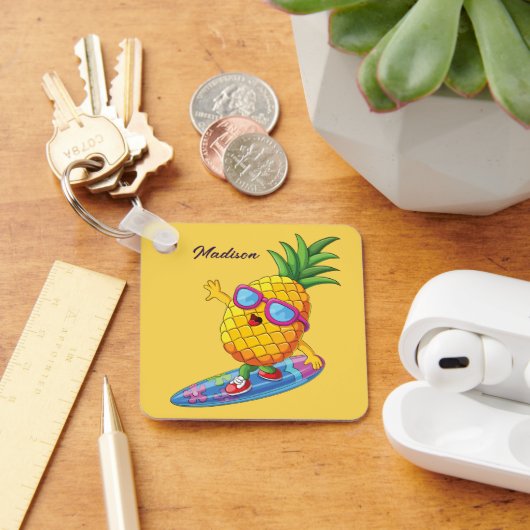 Aangepaste naam Surfende ananas Sleutelhanger (Bureau)