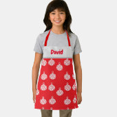 Aangepaste naam witte ornamenten op rood schort (Insitu)