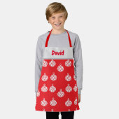 Aangepaste naam witte ornamenten op rood schort (Gedragen)