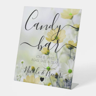 Aangepaste namen Gele Bloemen Calligrafie Snoepbar Reclamebord Met Voetstuk