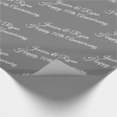 Aangepaste namen, Jubileum, Wit Script op grijs Cadeaupapier (Hoek)