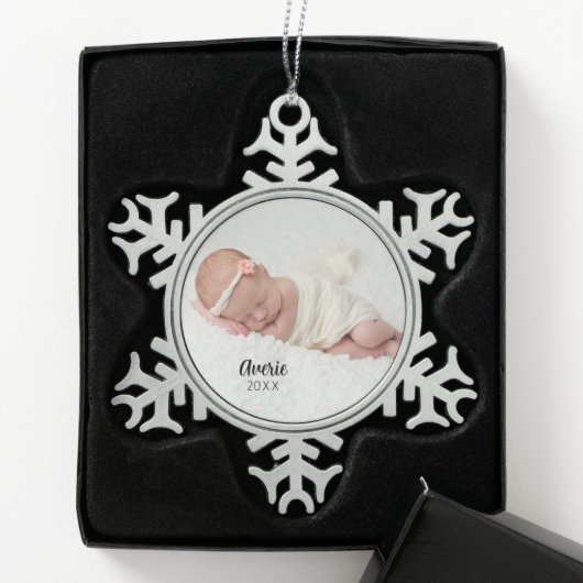 Aangepaste Pasgeboren Keepsake Baby Foto Tin Sneeuwvlok Ornament (Kistje)