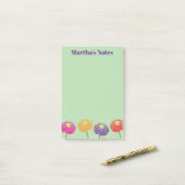 Aangepaste Post-it® notes met kleurrijke Zinnia bl (Op bureau)