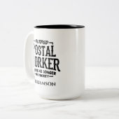 Aangepaste postarbeider in ruste tweekleurige koffiemok (Voorkant links)