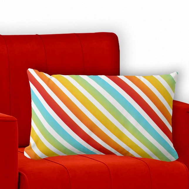 Aangepaste regenboogstrips patroonpiloot kussen (Pillow featuring a modern striped pattern in festive rainbow colors)
