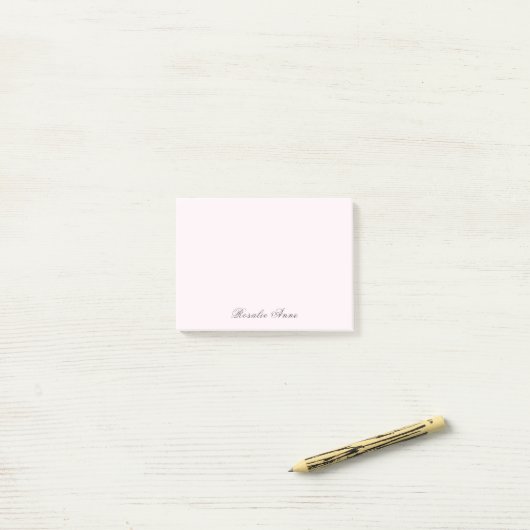 Aangepaste roze grijze scriptnaam post-it® notes (Op bureau)