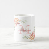 Aangepaste roze Waterverf Floral Monogram Naam Koffiemok (Center)