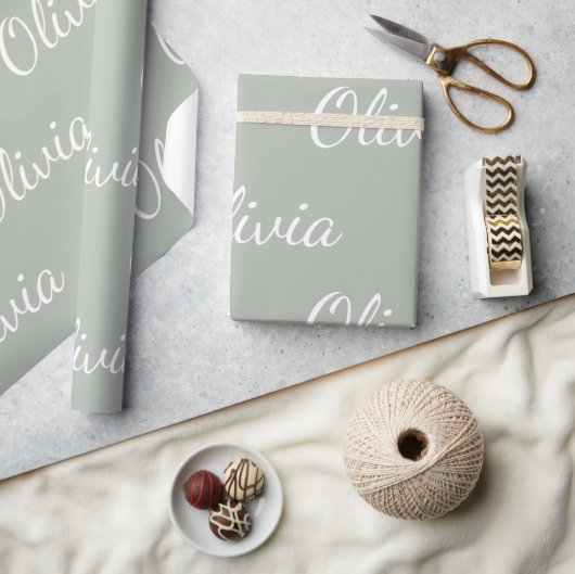 Aangepaste Sage Green Pastel Script Name Cadeaupapier (Crafts)