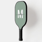 Aangepaste Sage Groen Moderne Naam Monogram Pickleball Paddle (Links)
