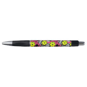 Aangepaste tekst gele pickleballs op roze pen