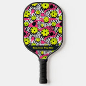 Aangepaste tekst gele pickleballs op roze pickleball paddle (Voorkant)