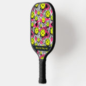 Aangepaste tekst gele pickleballs op roze pickleball paddle (Links)